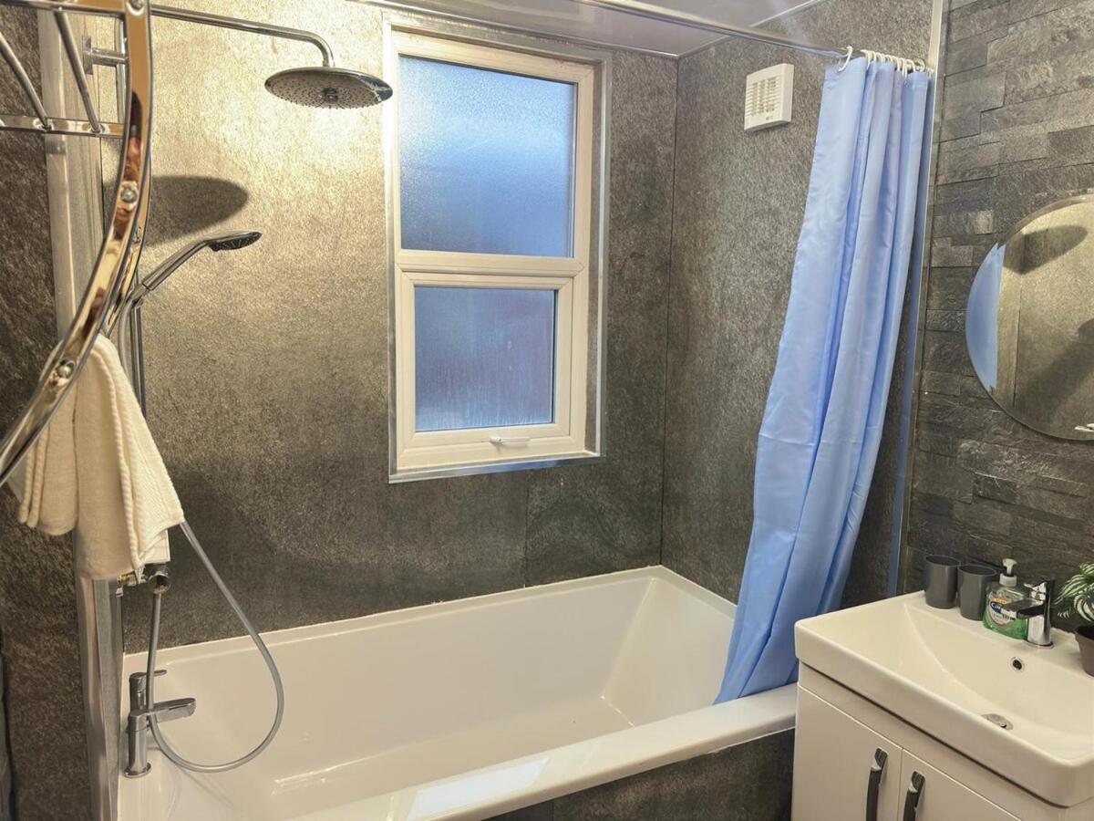 5 Mins To Anfield, 2 Bed, Mosaic Art House Holiday home Liverpool
